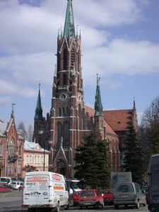Widok na kościół w Grybowie