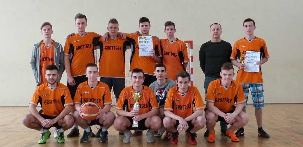 Złoty medal chłopców z grybowskiego LO na Mistrzostwach Powiatowych w koszykówce