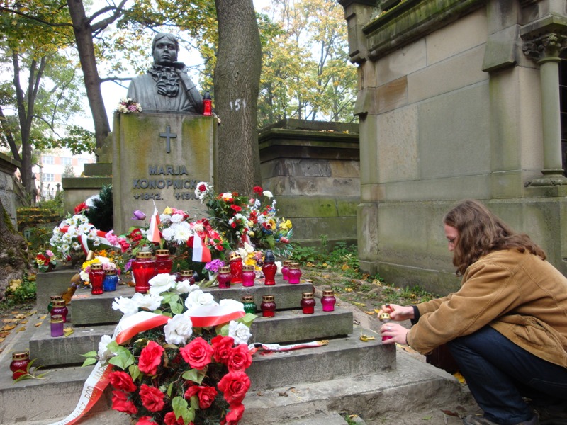 Jacek Waz przy grobie Marii Konopnickiej